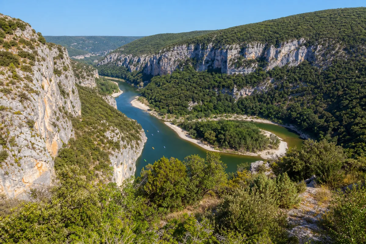 Que faire en Ardèche : saut, canoë, via ferrata et spéléo
