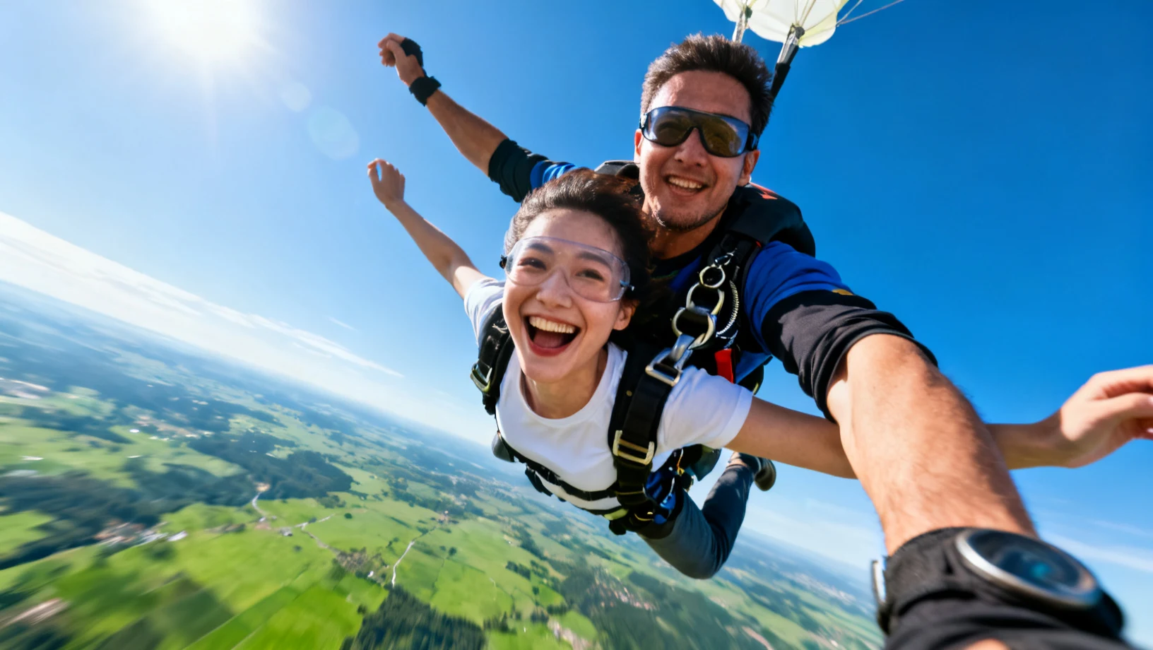 Saut en tandem par une journée ensoleillée